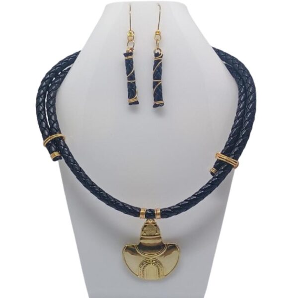 Juego de Collar y Aretes Tierra Sagrada en Cuero Sintético